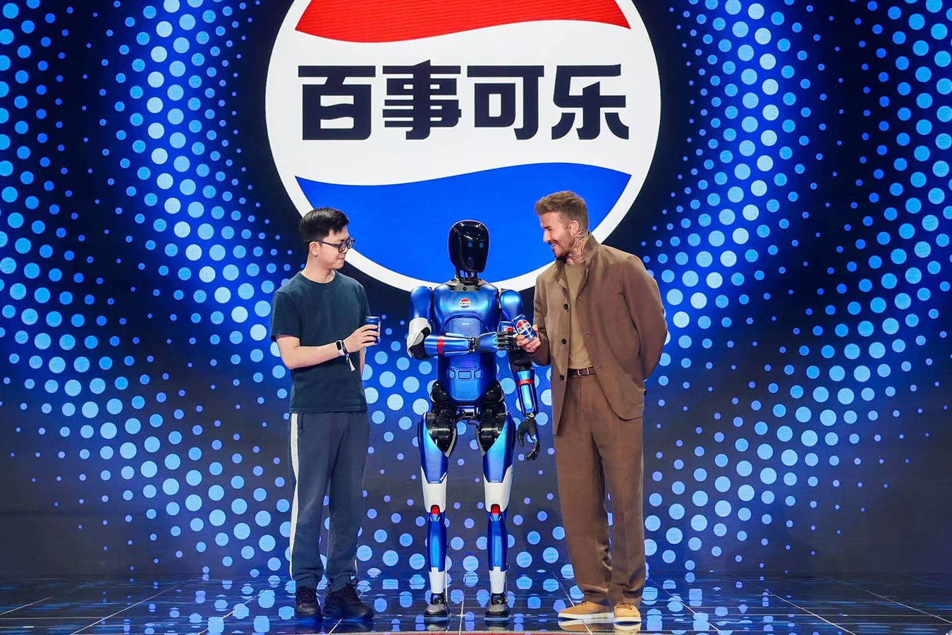 米蘭機(jī)器人攜手百事中國(guó)共創(chuàng)“百事藍(lán)寶” 共燃渴望新章